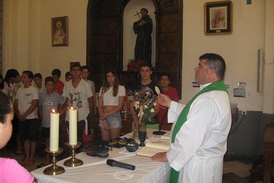 Los niños y jóvenes de las parroquias de Coín, Monda, Guaro y Alhaurín el Grande se han unido para vivir los campamentos de verano en el Santuario de Flores, de Álora