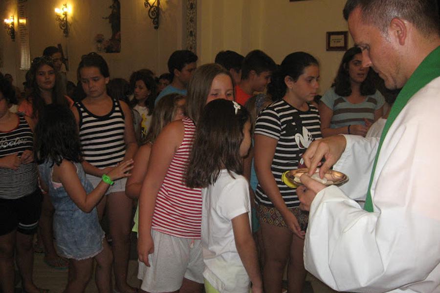 Los niños y jóvenes de las parroquias de Coín, Monda, Guaro y Alhaurín el Grande se han unido para vivir los campamentos de verano en el Santuario de Flores, de Álora