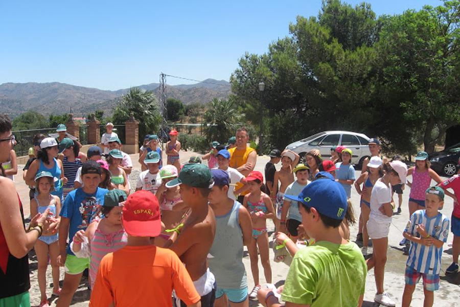 Los niños y jóvenes de las parroquias de Coín, Monda, Guaro y Alhaurín el Grande se han unido para vivir los campamentos de verano en el Santuario de Flores, de Álora