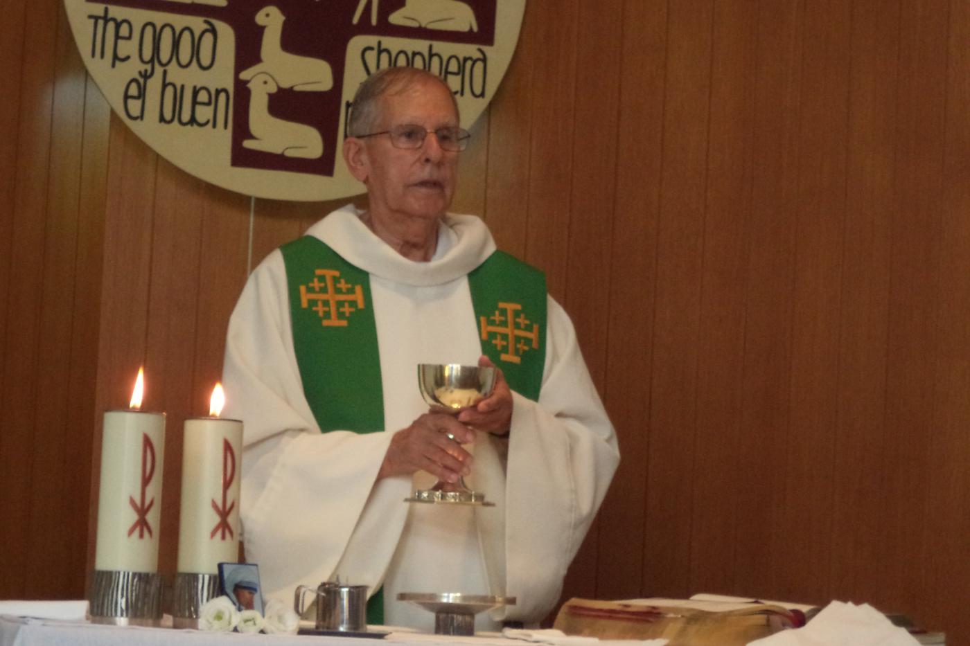 El P. Russell preside la Eucaristía