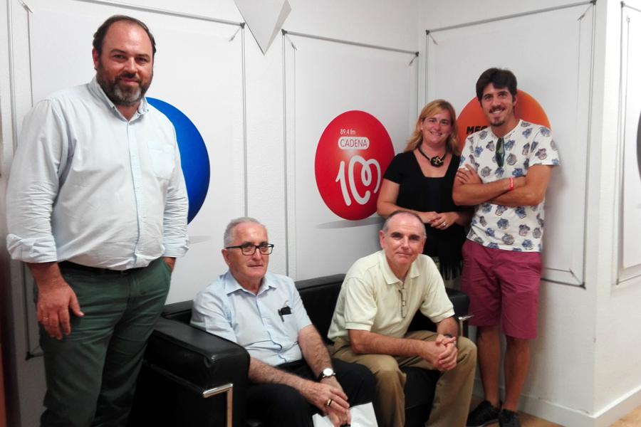 Gabriel Leal y Pedro Leiva (sentados) junto al equipo de El Espejo
