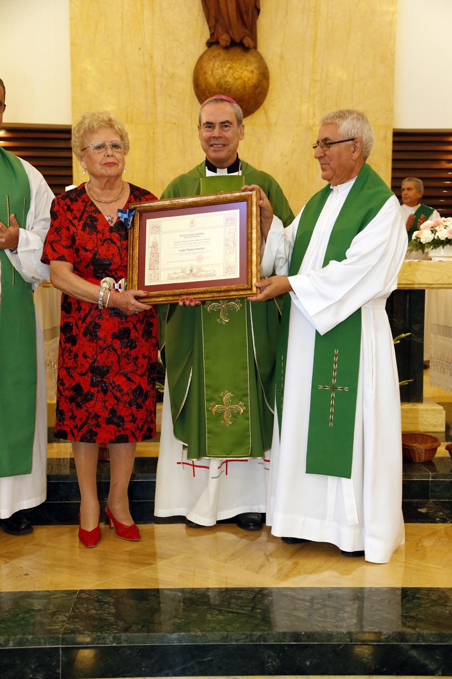 Isabel Miguel, tras recibir la medalla en su parroquia
