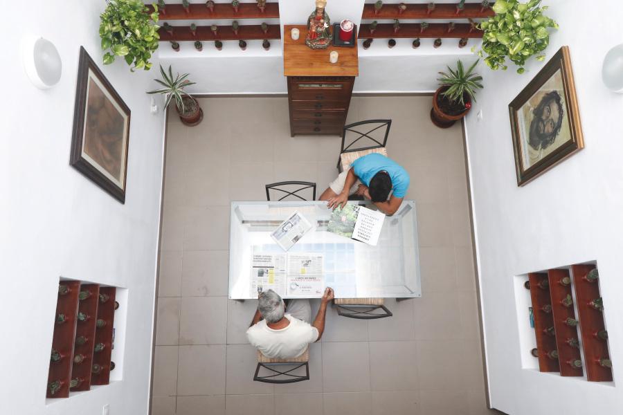 Residentes leen la prensa en la nueva Casa de la Merced