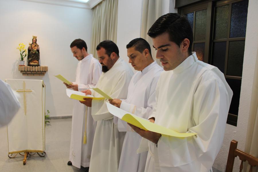 Los diáconos firmaron el celibato y la profesión de fe