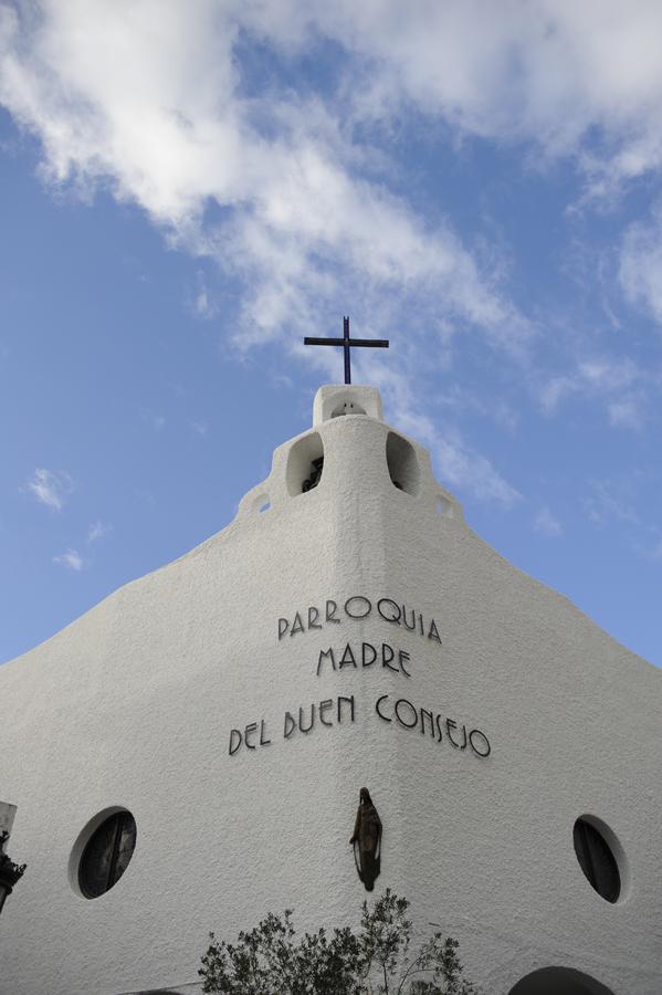 Fachada de la parroquia