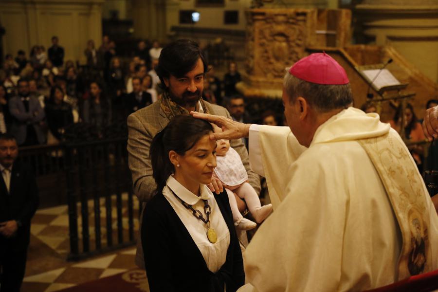 El Sr. Obispo celebra el sacramento de la confirmación en la Catedral