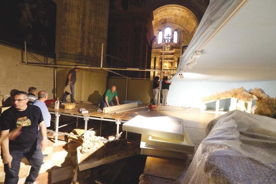 Miembros de la asociación iniciando el montaje del belén // S. FENOSA