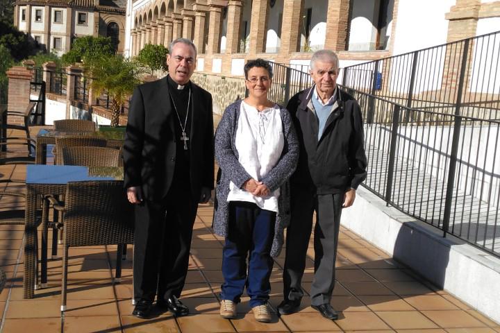 El obispo de Málaga y presidente de CESMA, Jesús Catalá, con Belén Pardo, nueva directora de Proyecto Hombre, y Juan Serrano, vicepresidente de CESMA