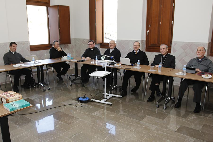 Participantes en el Encuentro de Delegados del Clero celebrado en la Casa Diocesana de Málaga, junto al obispo de Málaga, Jesús Catalá