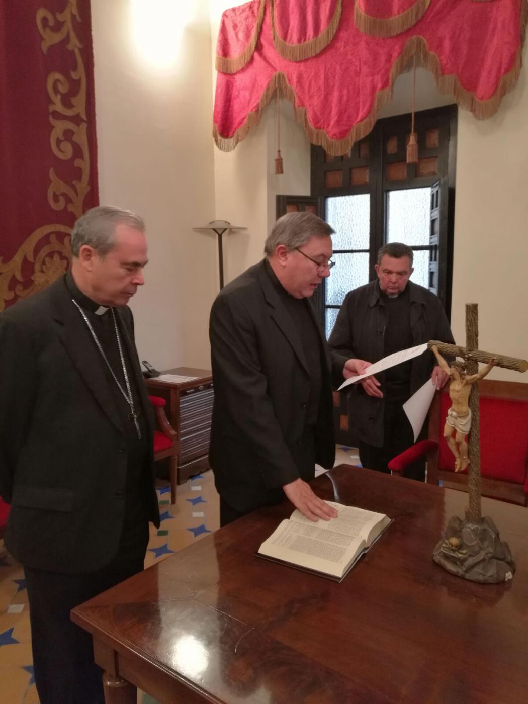 Josemaría Sanchís jurando su cargo