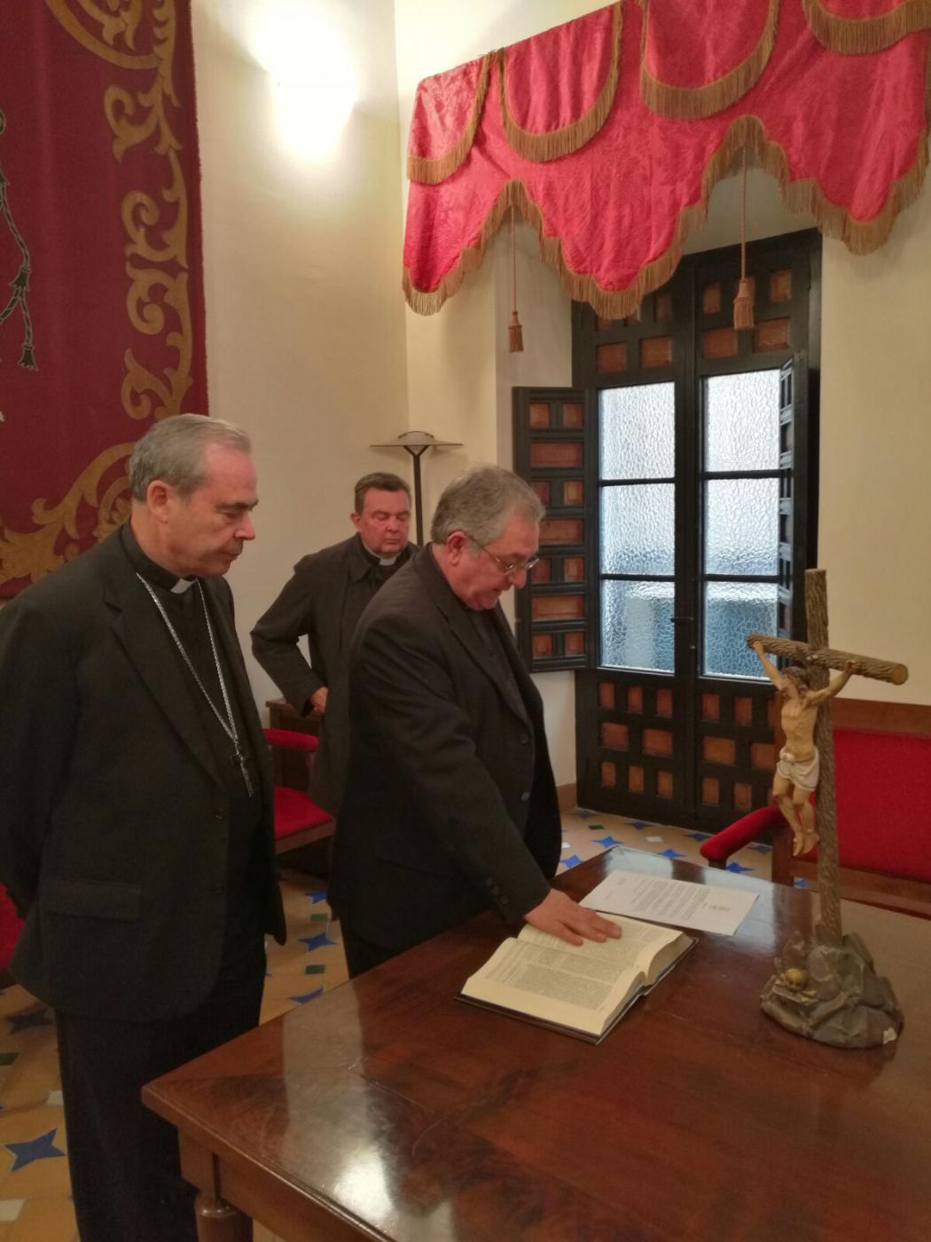 Federico Cortés jurando su cargo