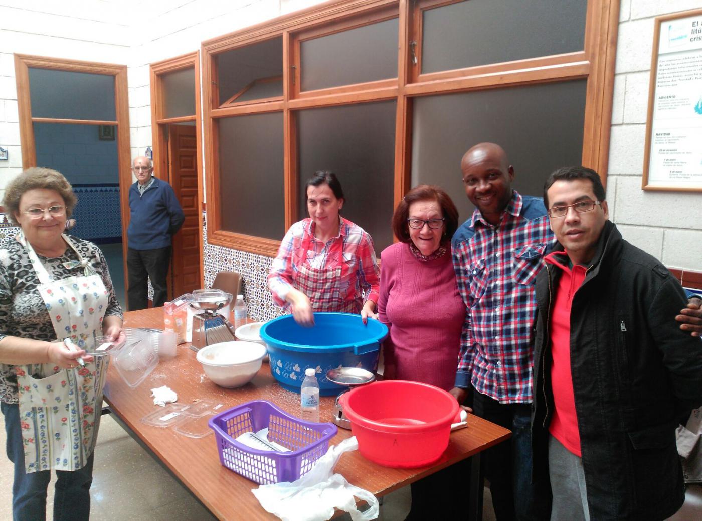 Voluntarios de María Madre de Dios haciendo borrachuelos para Cáritas parroquial