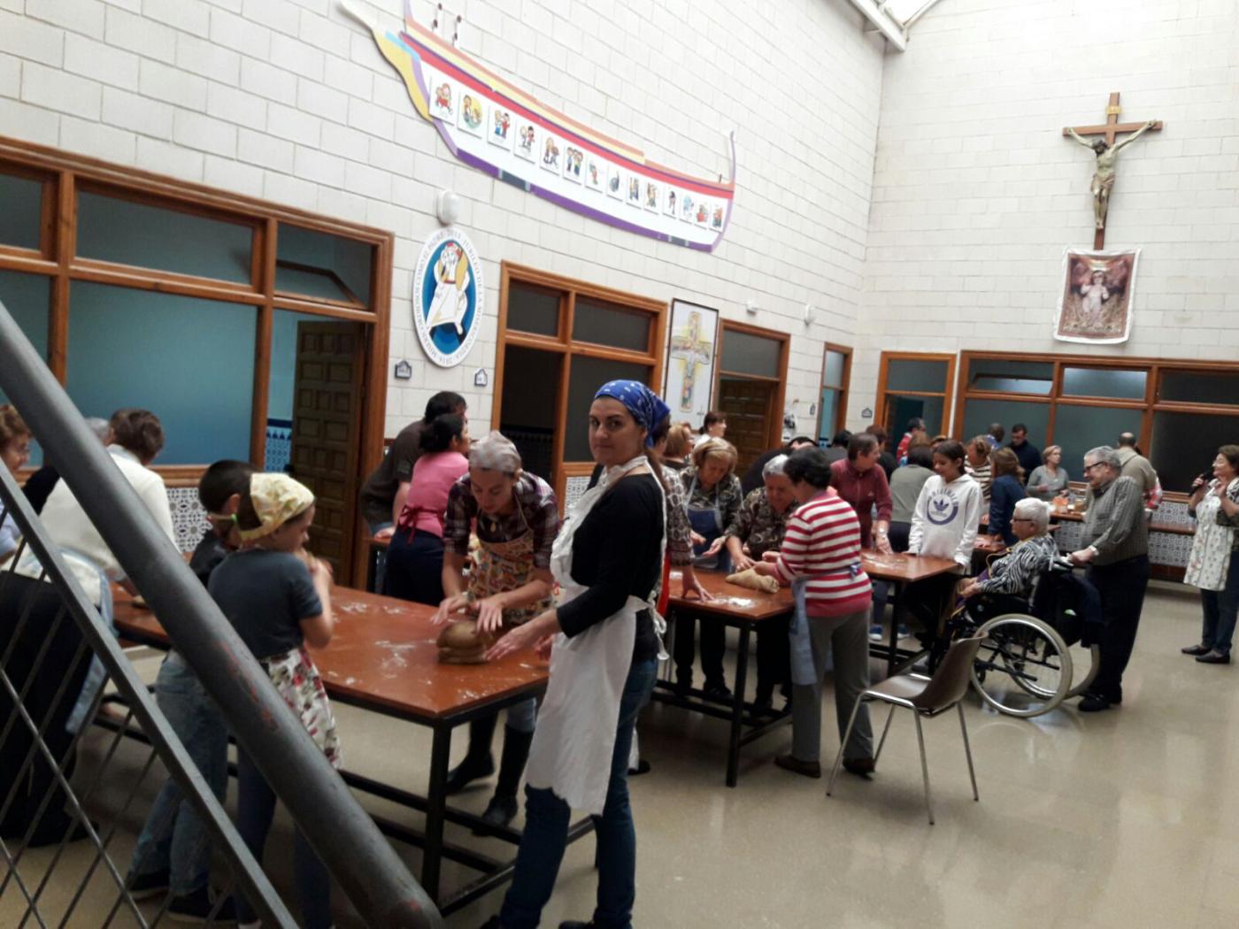 Voluntarios de María Madre de Dios haciendo borrachuelos para Cáritas parroquial
