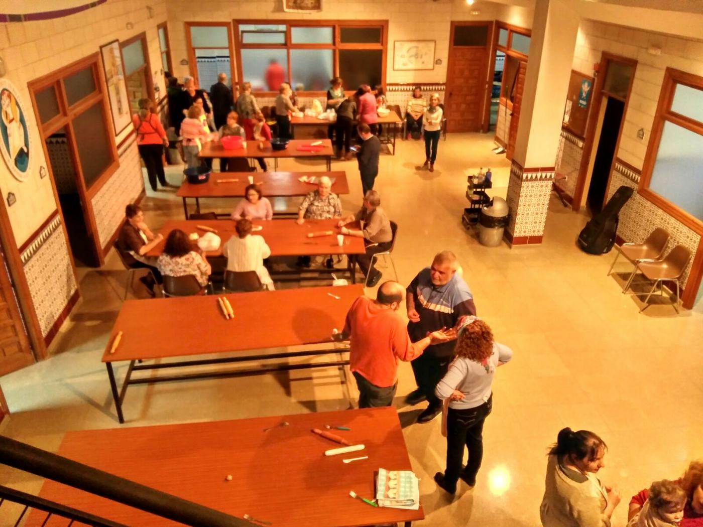 Voluntarios de María Madre de Dios haciendo borrachuelos para Cáritas parroquial