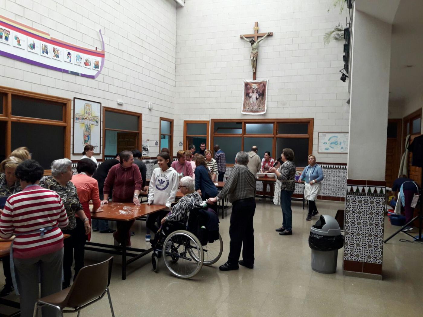 Voluntarios de María Madre de Dios haciendo borrachuelos para Cáritas parroquial
