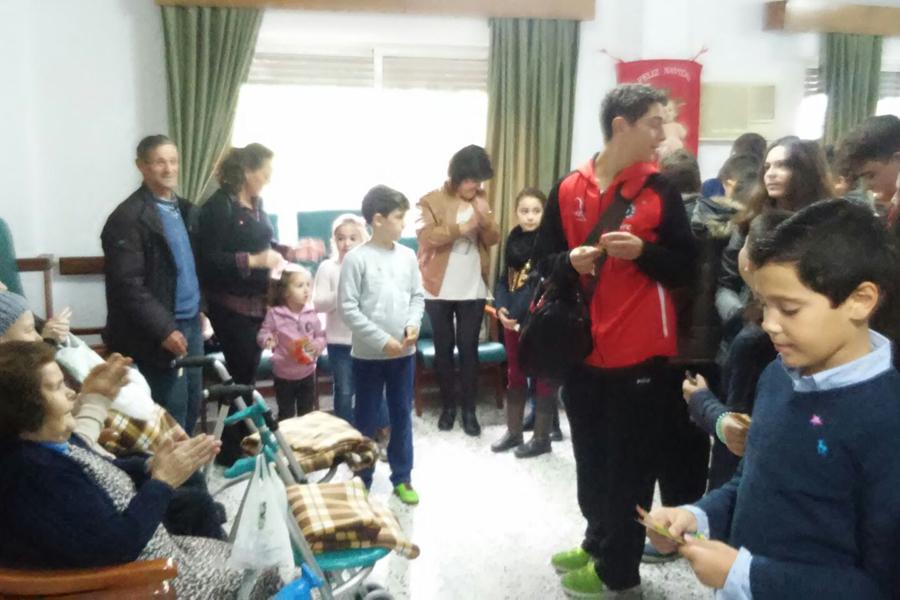 Los niños y jóvenes de Álora siembran la localidad de "estrellas"