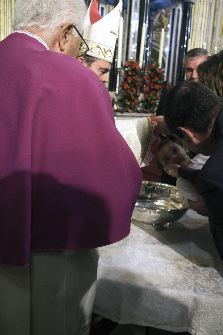 El Sr. Obispo bautiza a tres niños en la Catedral, en la Fiesta del Bautismo del Señor // M. ZAMORA