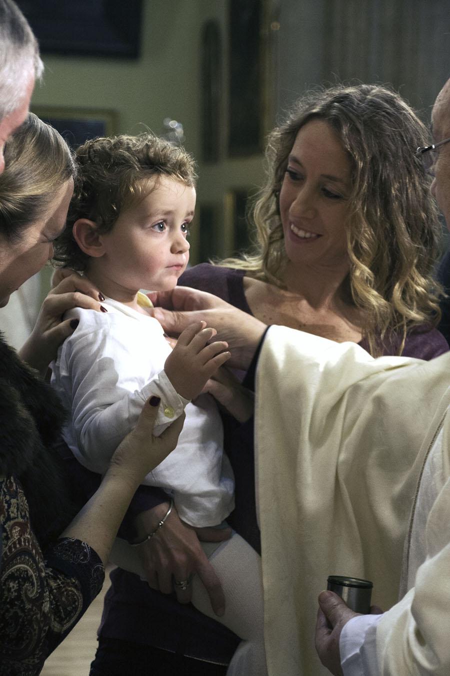 El Sr. Obispo bautiza a tres niños en la Catedral, en la Fiesta del Bautismo del Señor // M. ZAMORA