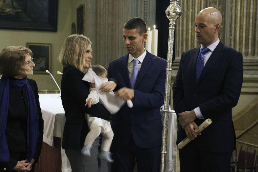 El Sr. Obispo bautiza a tres niños en la Catedral, en la Fiesta del Bautismo del Señor // M. ZAMORA