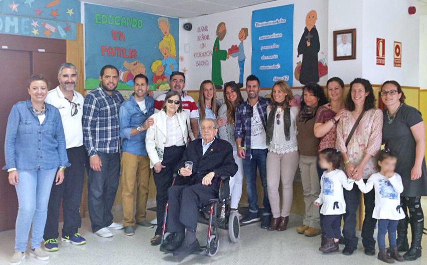 D. Francisco Echamendi, con el equipo educativo del colegio de la Fundación Victoria que lleva su nombre