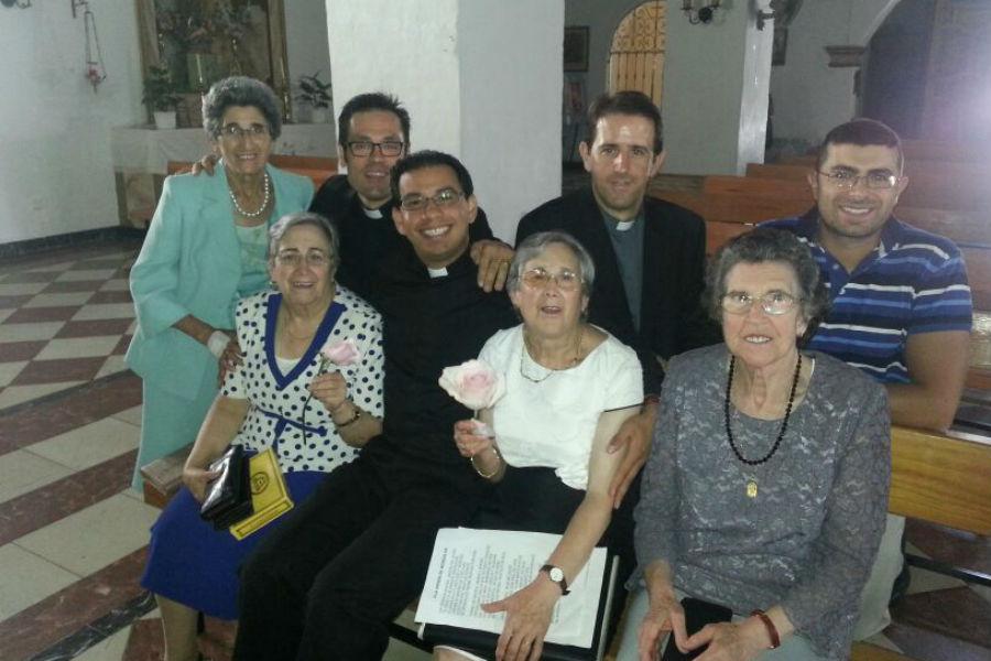 Francisca Luque y Amelia Cárdenas, llevan toda la vida ayudando en la parroquia de Alfarnate