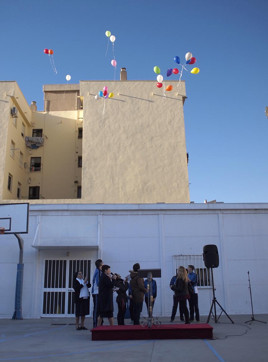 Alzada de globos en el acto de "Lectura del Manifiesto", en el Colegio San Manuel, en Málaga // S. MACÍAS