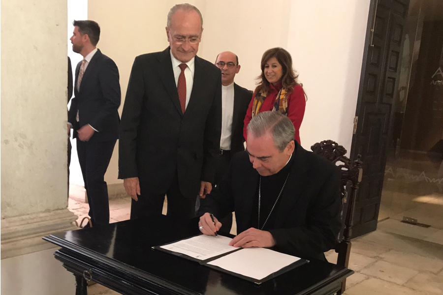 El obispo de Málaga, Mons. Jesús Catalá, firma el acuerdo de colaboración con el Ayuntamiento sobre ArsMálaga. FOTO: S. FENOSA