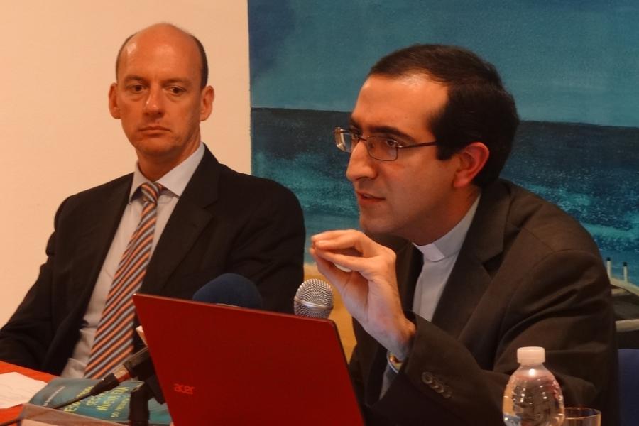 El sacerdote Luis Santamaría presenta su último libro en la parroquia del Calvario de Marbella // E. CARO