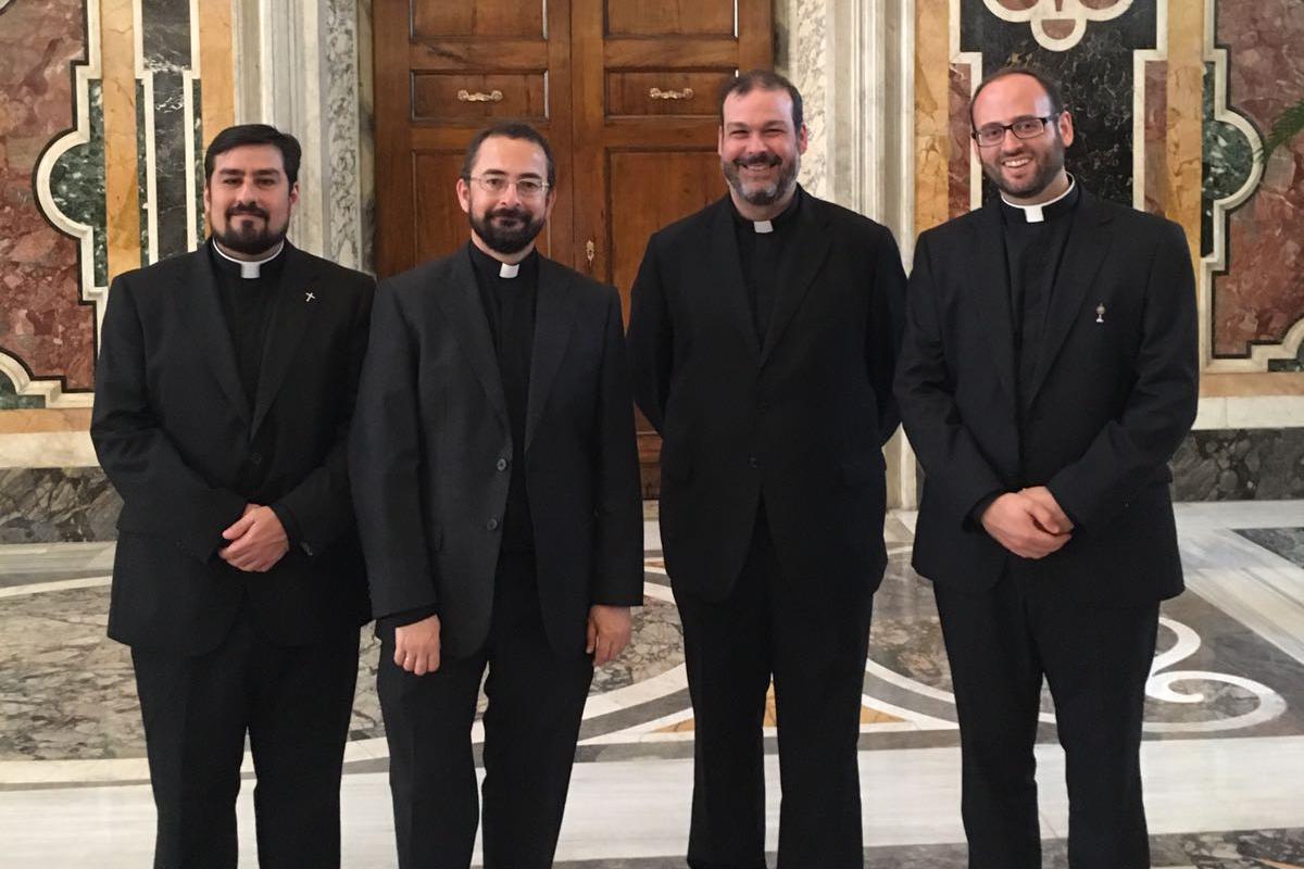 Sacerdotes malagueños en el Colegio Español visitan al Papa Francisco