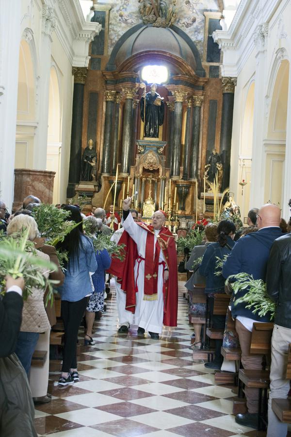 La iglesia de San Agustín ha acogido la bendición de ramos y palmas en este Domingo de Ramos de 2017. FOTO: M. ZAMORA