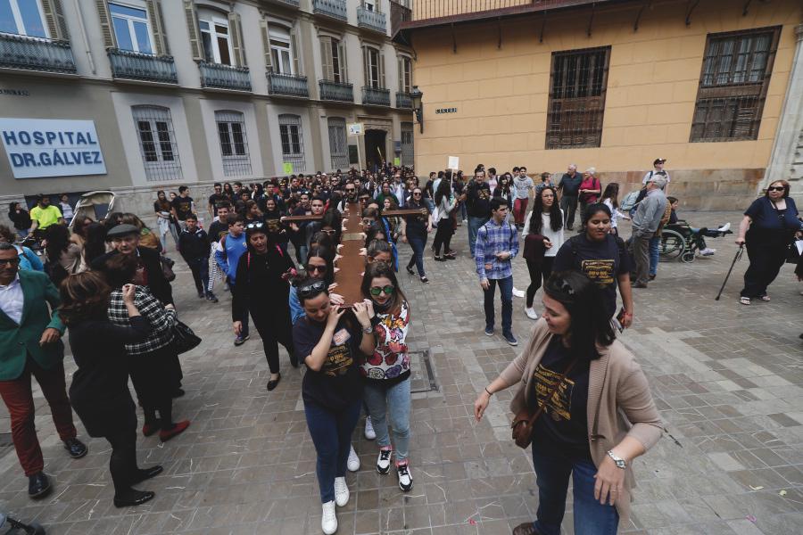 Los jóvenes malagueños gritan "Él vive hoy"