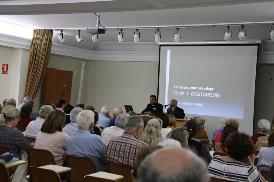 Conferencia del sacerdote y profesor Rafael Vázquez en el ciclo "Islam y cristianismo" // E. LLAMAS