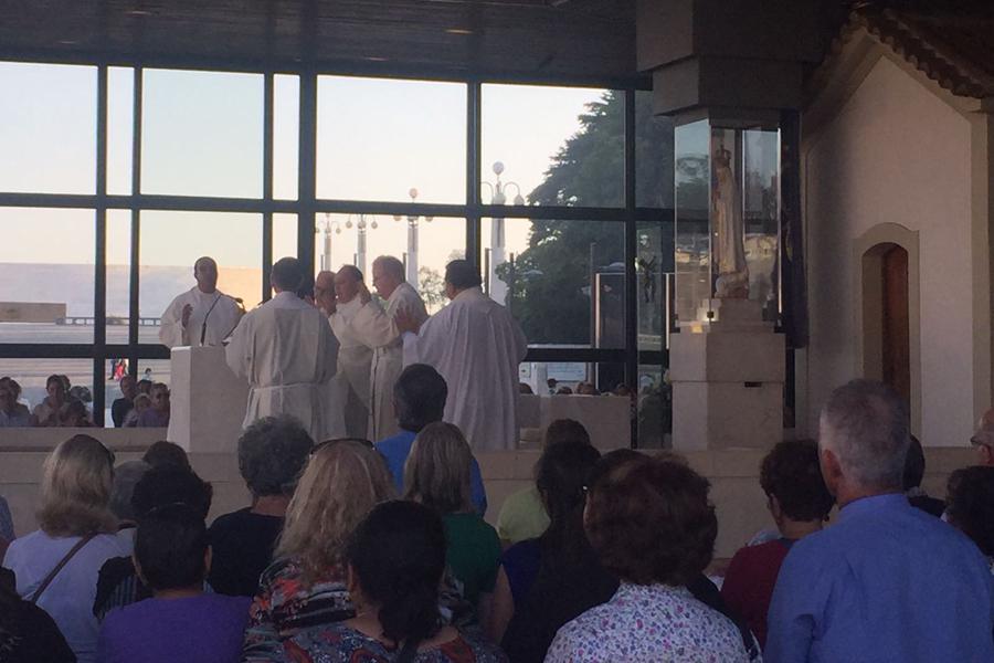 El delegado de Peregrinaciones de la Diócesis de Málaga preside la Eucaristía en la Capelinha de Fátima // T. FUREST