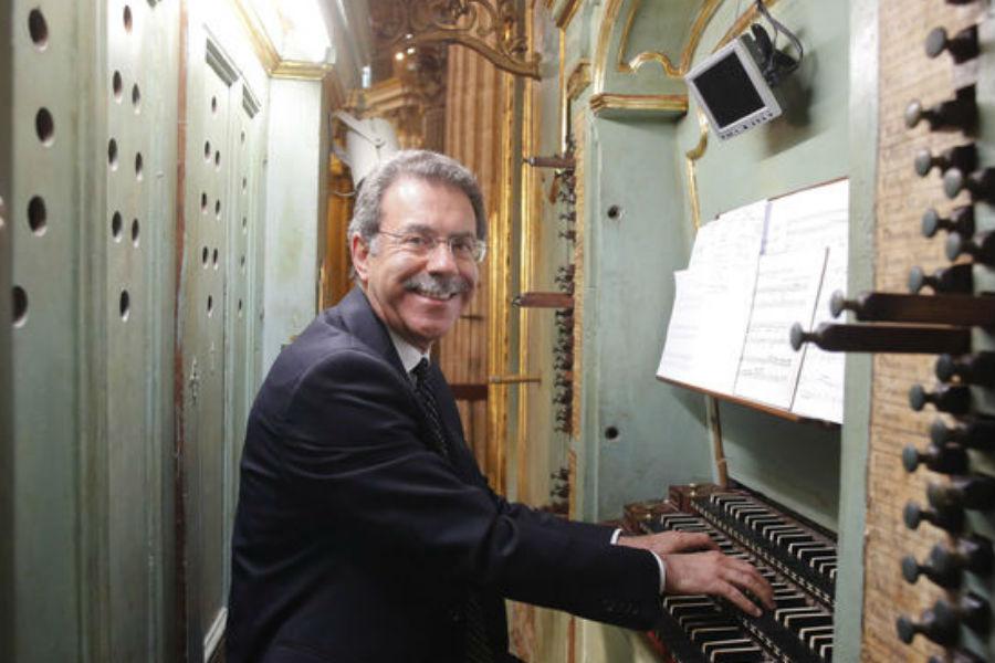 «Medio mundo te escucha desde el Vaticano»