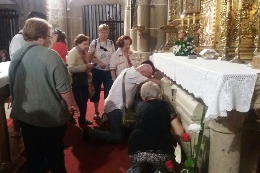 Malagueños junto al sepulcro de San Manuel González