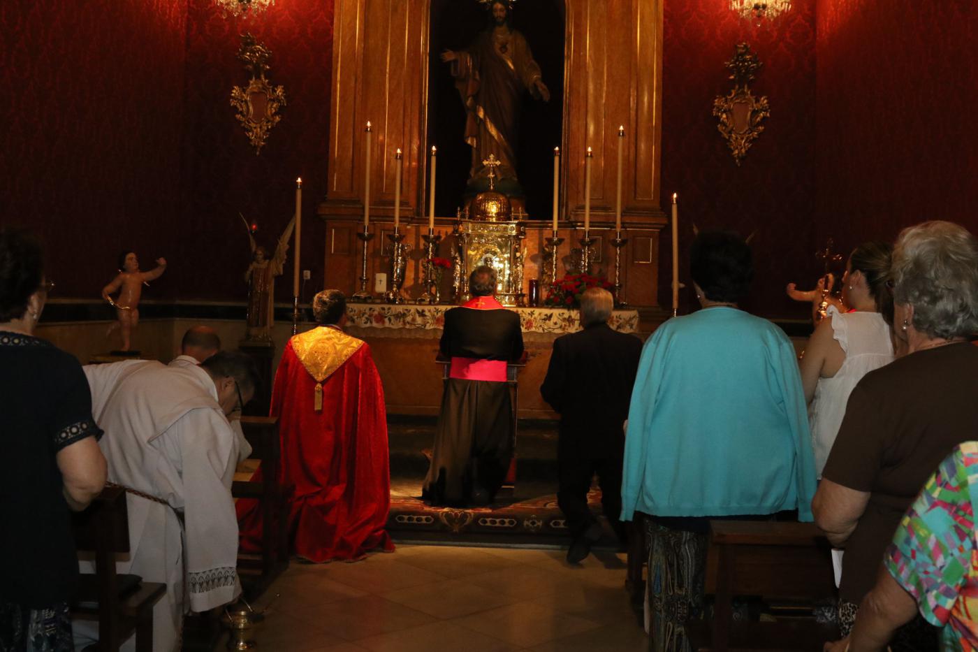 Don Jesús Catalá, reza ante el Santísimo durante su Visita Pastoral a Campillos