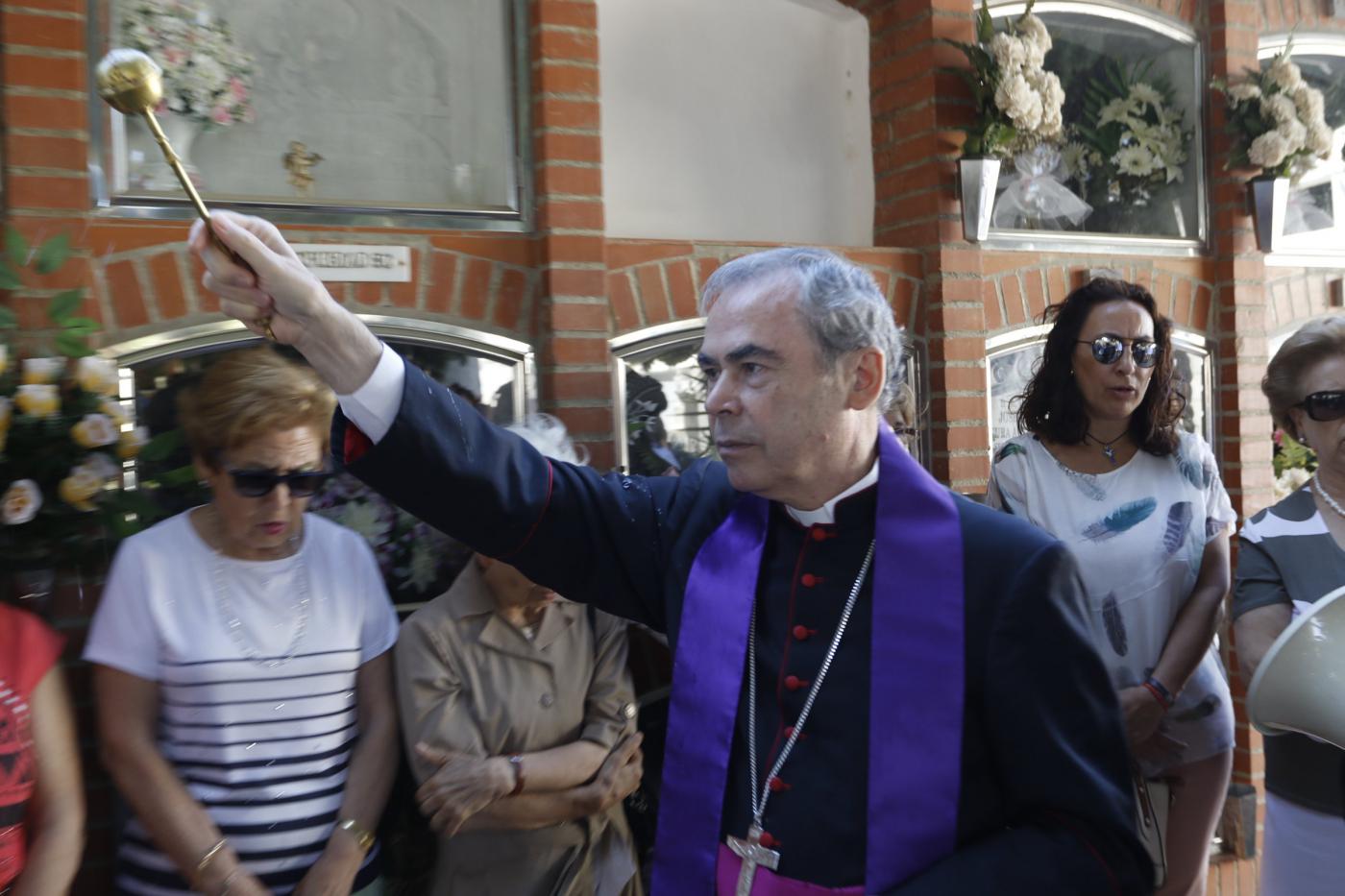 Don Jesús Catalá asperge los nichos en el Cementerio de Campillos durante la Visita Pastoral