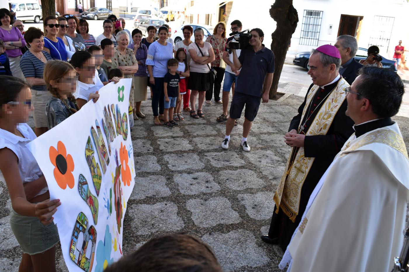 Los niños de catequesis reciben a Don Jesús Catalá en su llegada a Sierra de Yeguas durante la Visita Pastoral