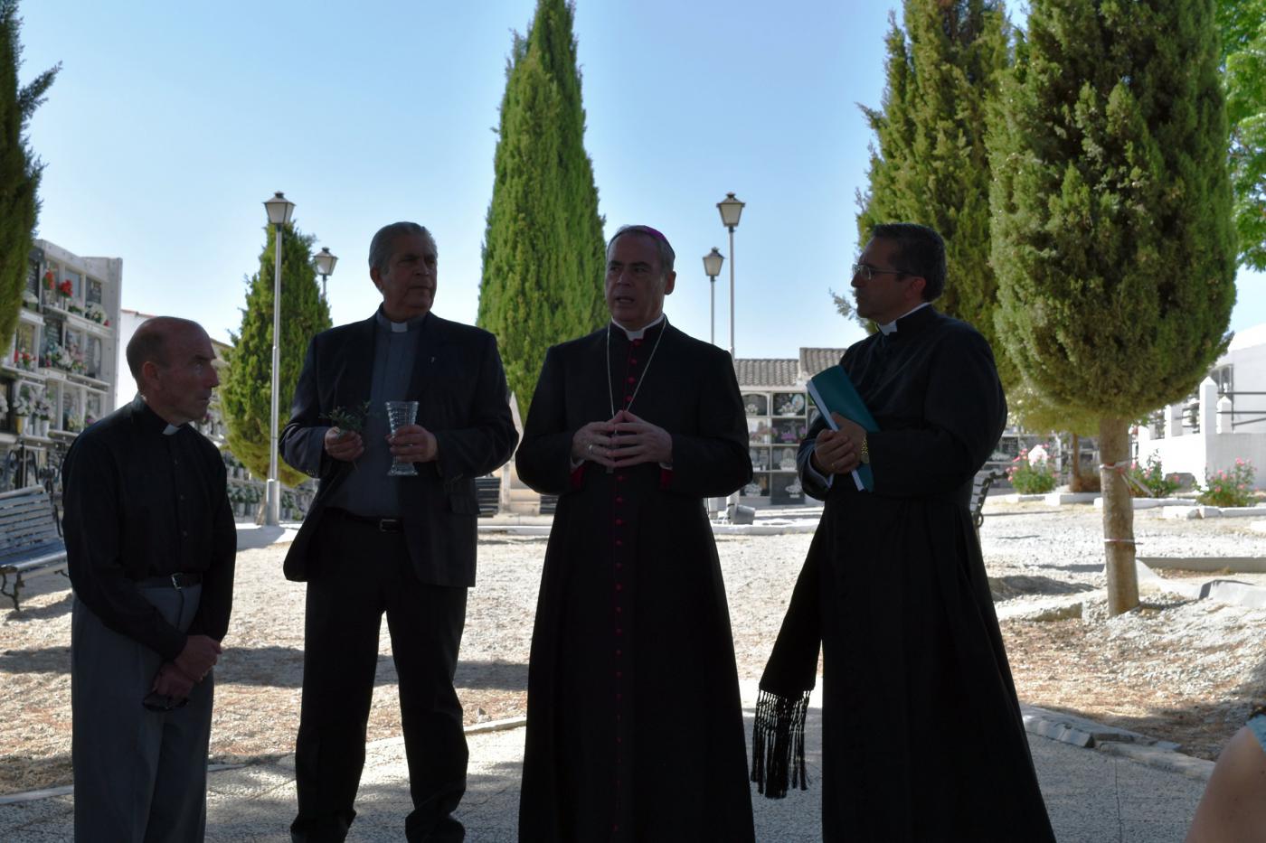 Don Jesús Catalá en el Cementerio de Sierra de Yeguas durante la Visita Pastoral