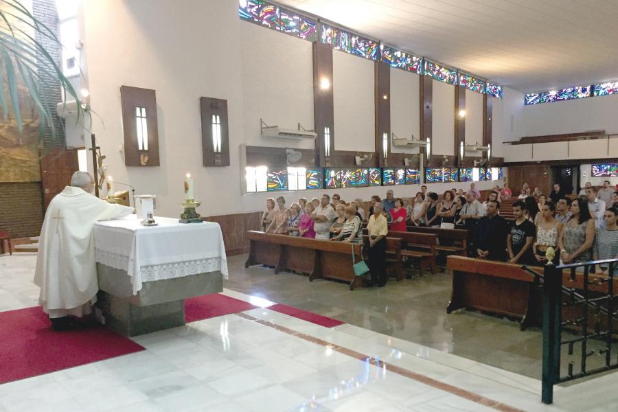 Celebración eucarística en el templo parroquial de la Asunción de María
