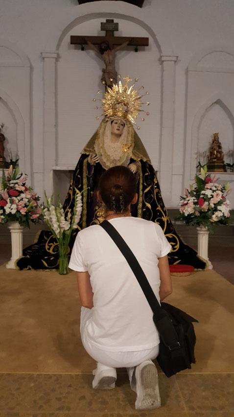 Una feligresa reza ante la imagen de Ntra. Sra. de los Dolores que se venera en la parroquia Madre del Buen Consejo de Torremolinos