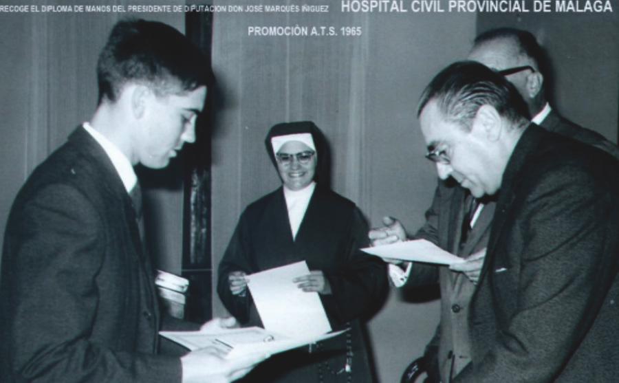 La hermana Cecilia en un acto de entrega de diplomas en la Escuela de Enfermería del Hospital Civil en 1965