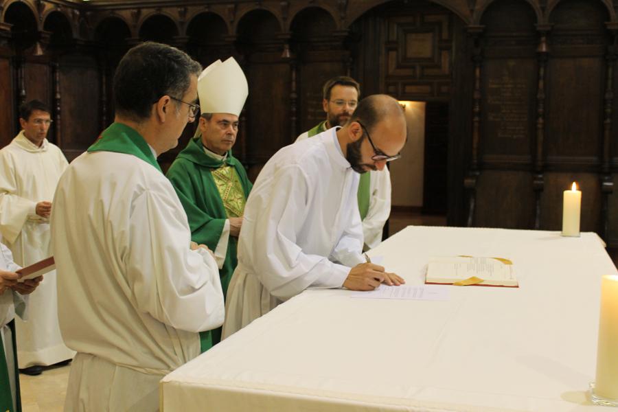Los seminaristas que serán ordenados el 21 de octubre firman la profesión de fe, el celibato y la obediencia // F. J. ARROCHA