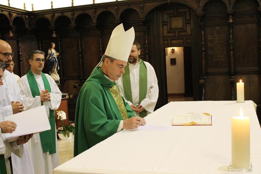 Los seminaristas que serán ordenados el 21 de octubre firman la profesión de fe, el celibato y la obediencia // F. J. ARROCHA