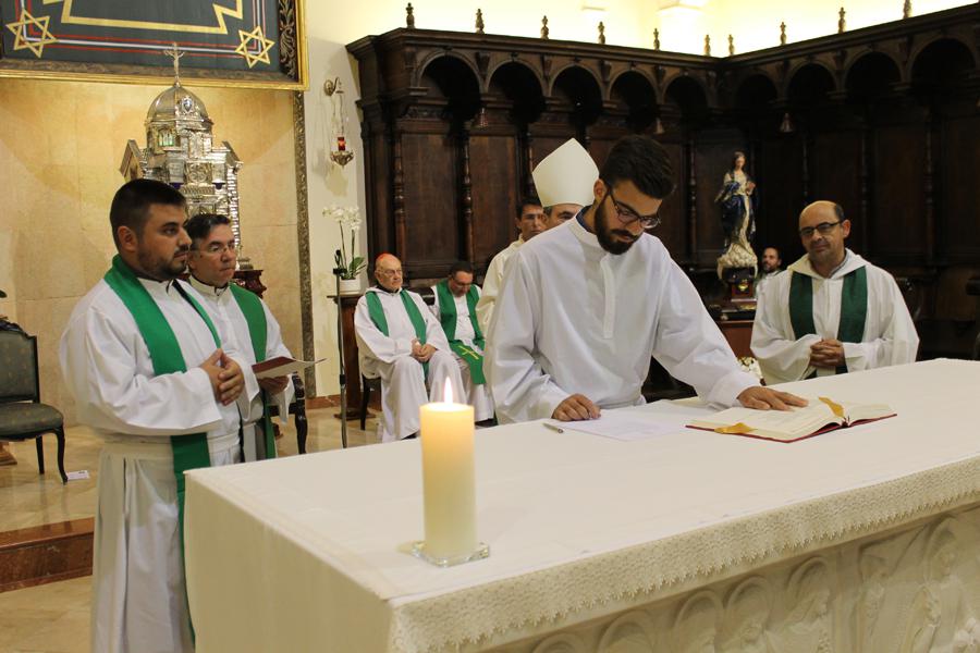 Los seminaristas que serán ordenados el 21 de octubre firman la profesión de fe, el celibato y la obediencia // F. J. ARROCHA