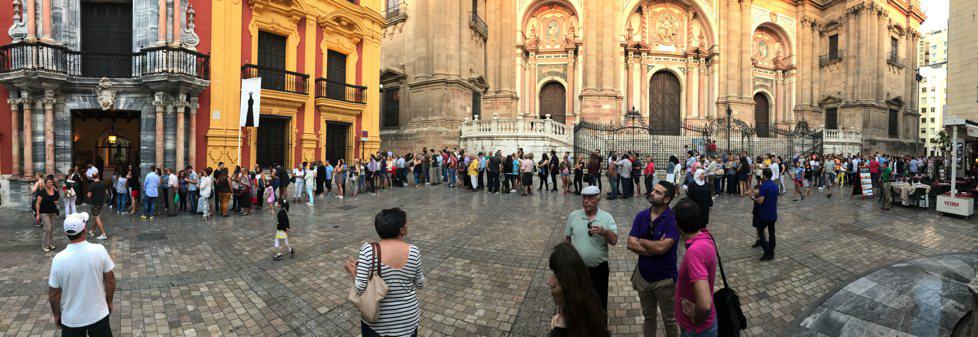 Colas a la puerta de ArsMálaga Palacio episcopal para ver la imagen del Cautivo en el primer día