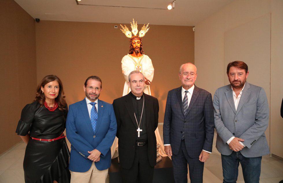 El obispo y el alcalde, ante el Cautivo, con los miembros de la Junta de Gobierno de la Cofradía