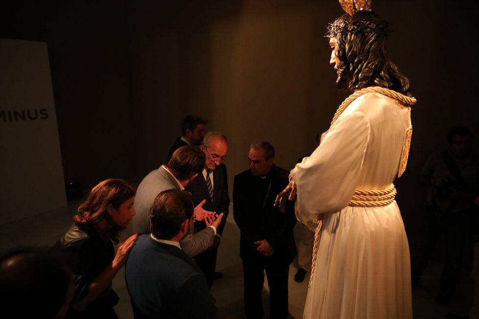 Los cofrades explicaron los detalles de la imagen del Cautivo al Obispo y al alcalde