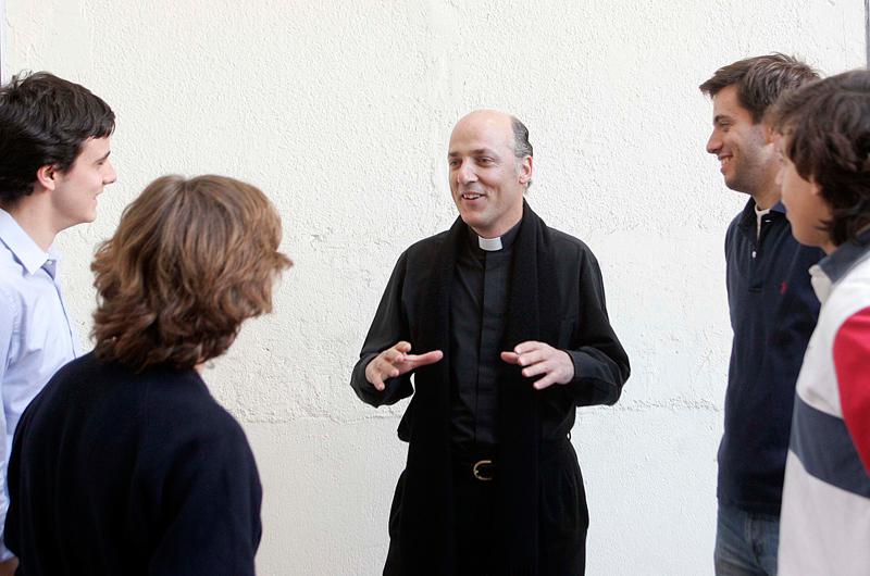 Charla de José Pedro Manglano sobre los santos hoy
