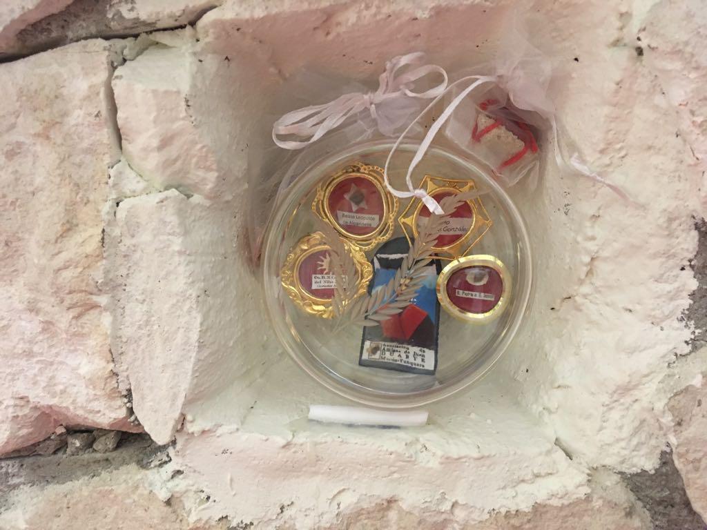 Reliquias depositadas en el altar de la parroquia de San Manuel González de Mijas Costa. FOTO: T. JIMÉNEZ